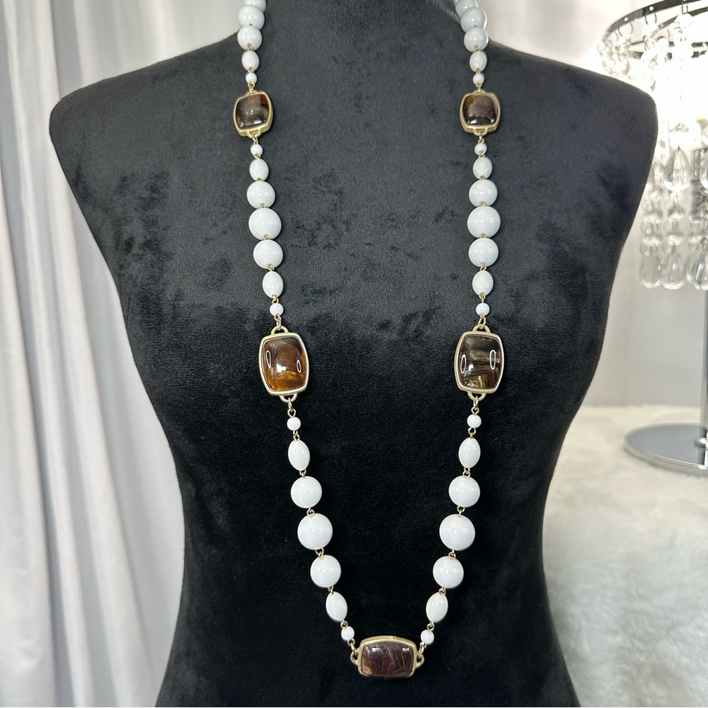 Sophisticated White and Gold Necklace with Statement Elements